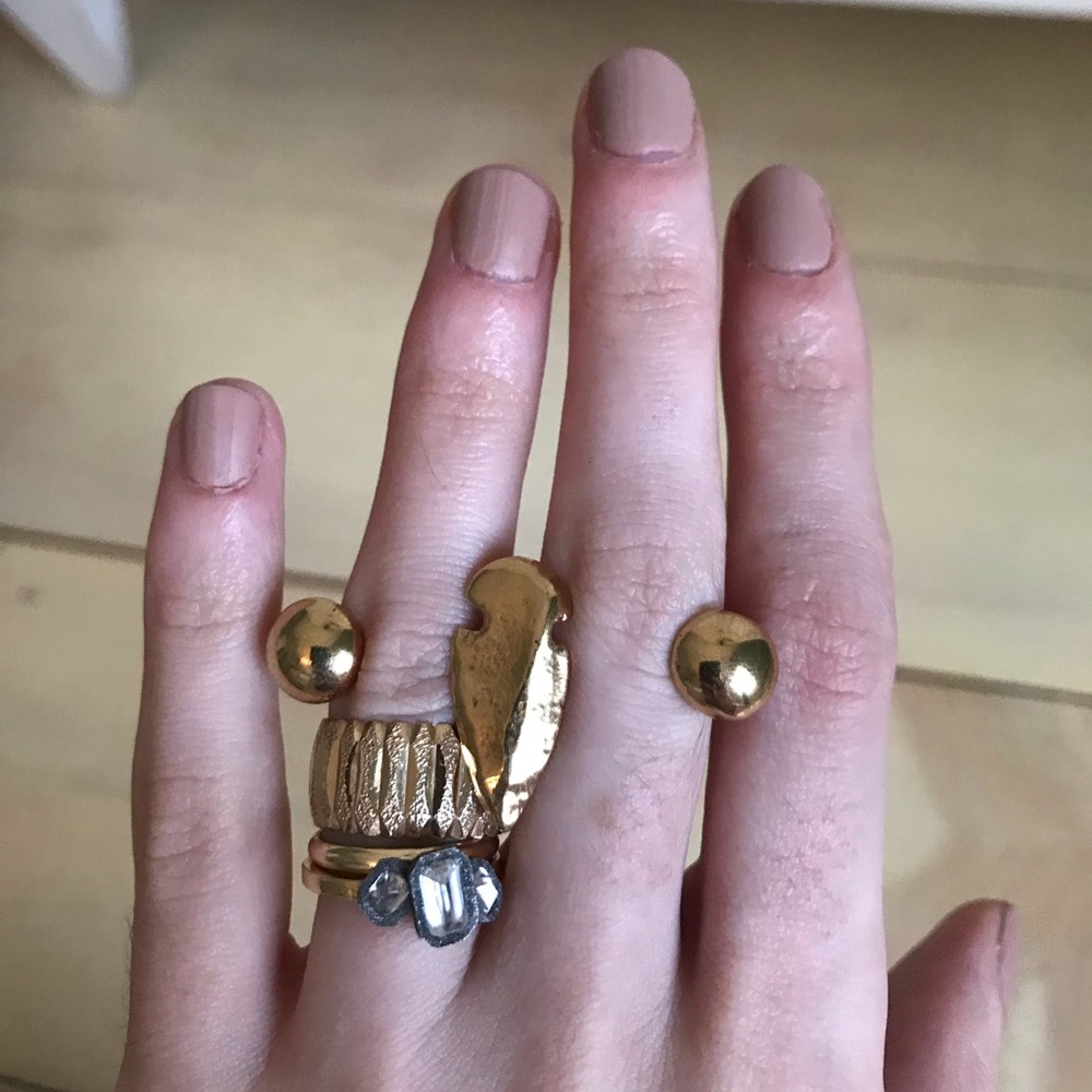 Valou Three Cap Arrowhead Ring Gold